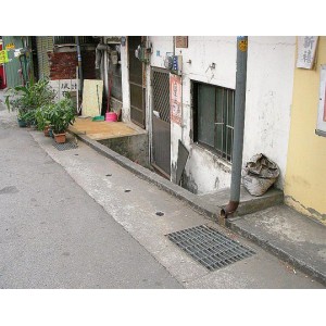 马路比院子地面高怎么解决